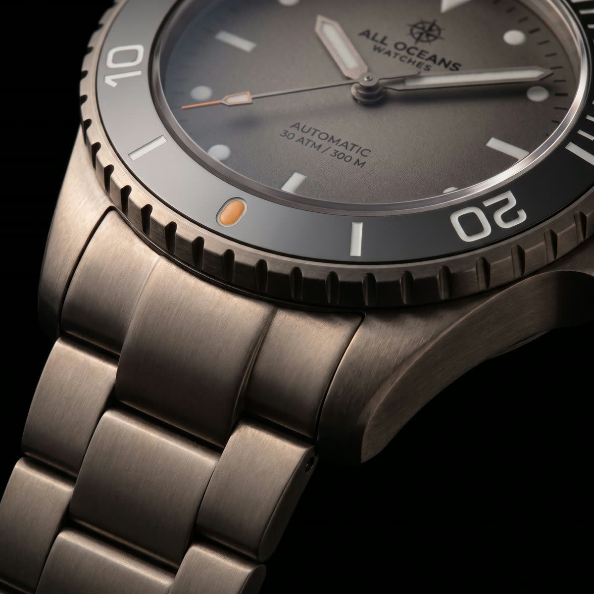Brushed titanium bracelet and bezel of The Engineer